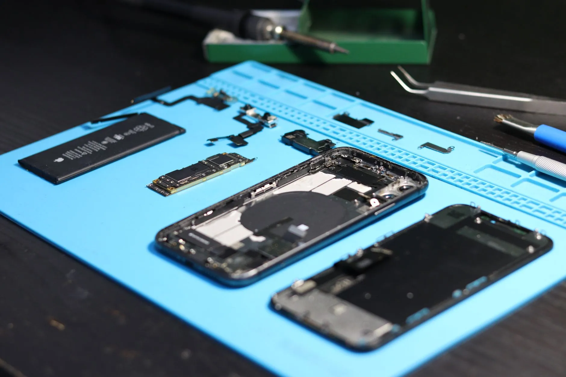 Celular na bancada técnica de microsoldagem da TheComp