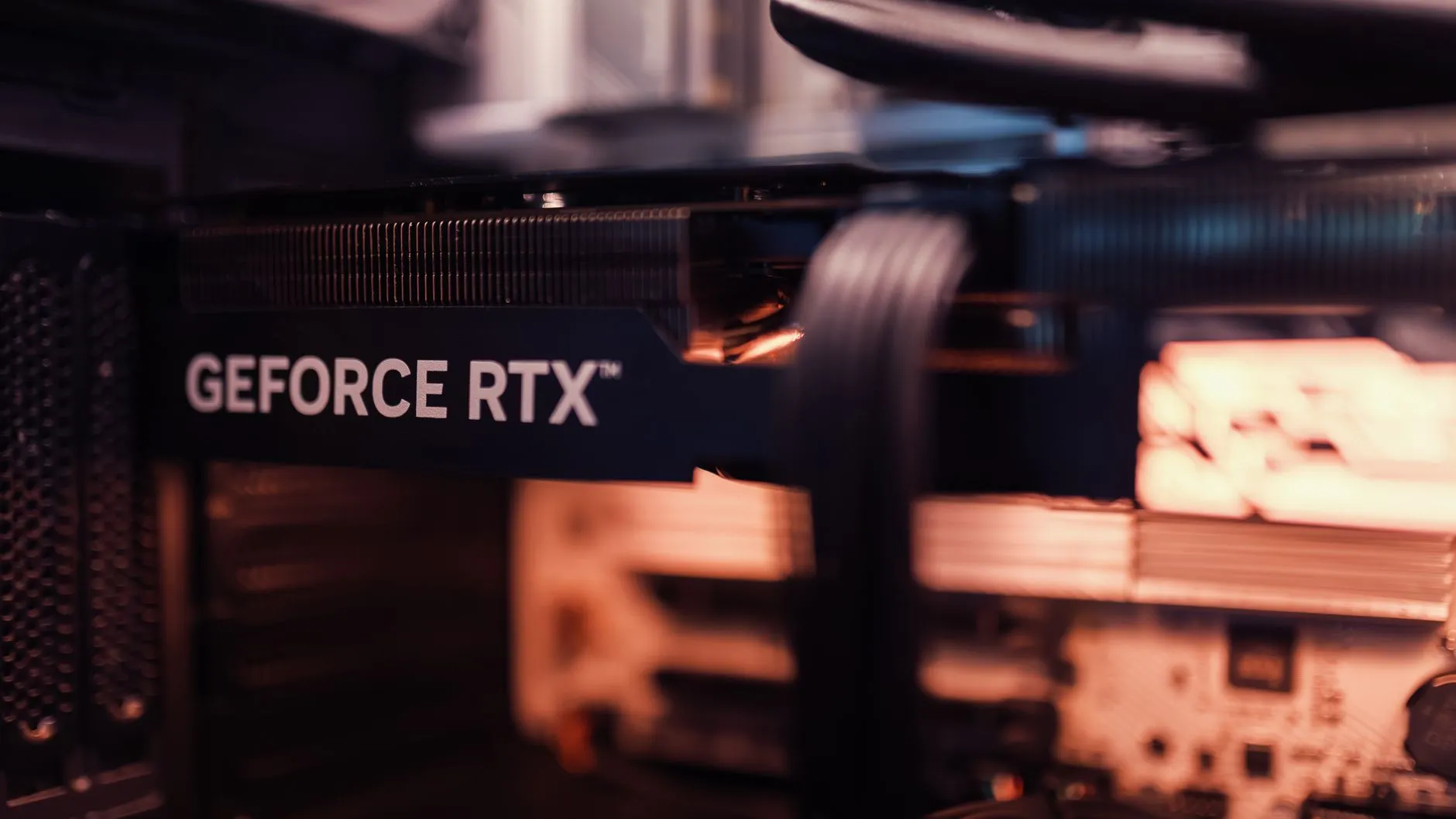 Montagem de PC gamer com placa de vídeo e organização de cabos na TheComp
